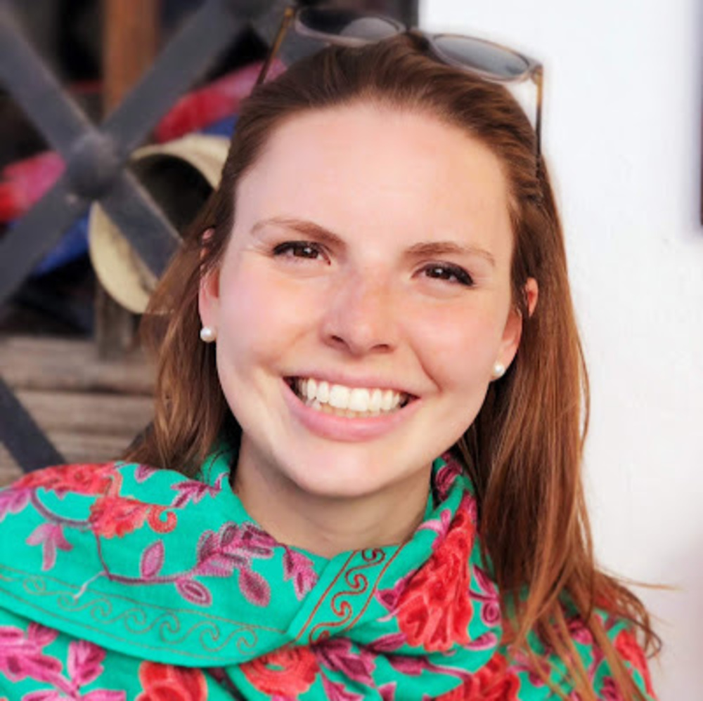Meet your Posher, Larissa